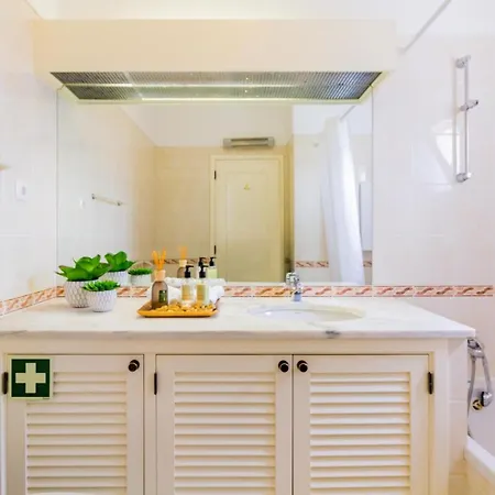 Family Holidays With Pool View Apartamento *