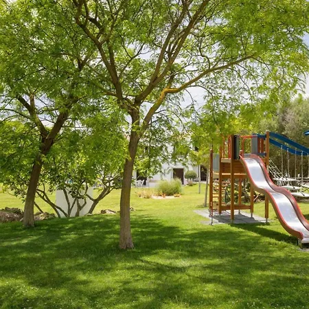 Family Holidays With Pool View Apartamento *