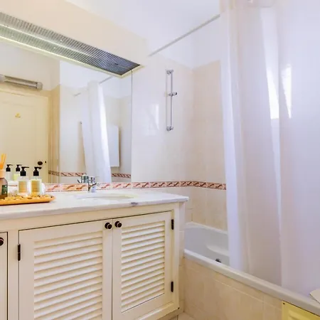 Family Holidays With Pool View Apartamento Albufeira