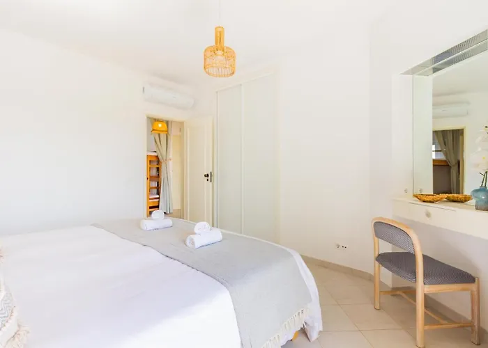 Family Holidays With Pool View דירה *