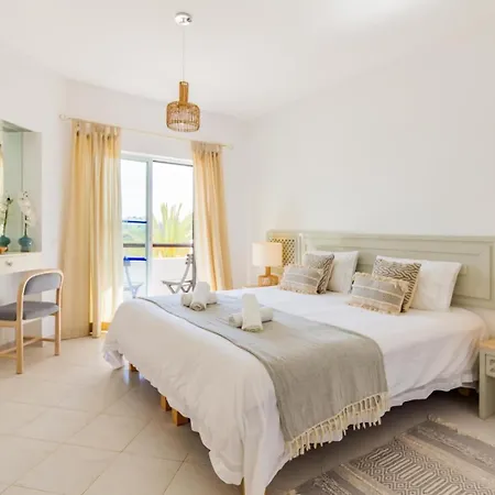 Family Holidays With Pool View *