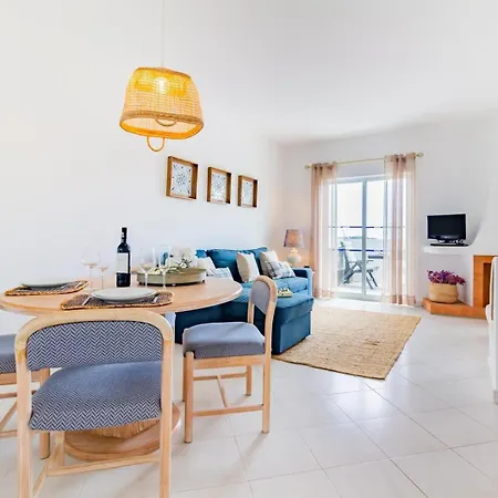 Family Holidays With Pool View Apartmán