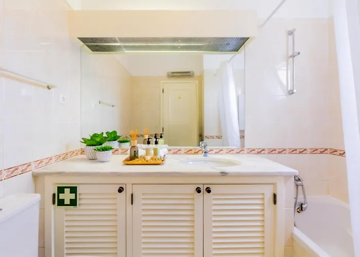 Family Holidays With Pool View Apartmán *