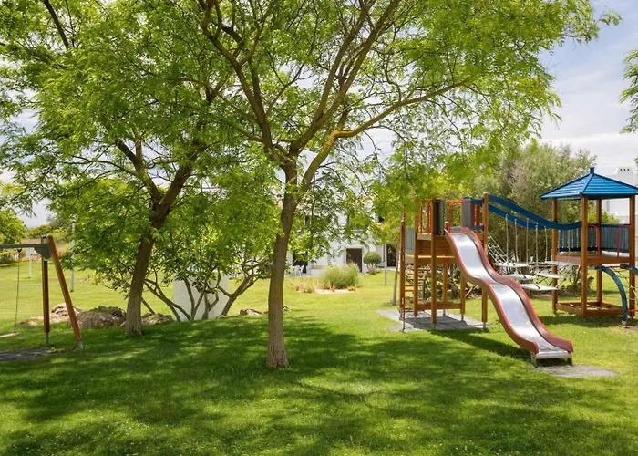 Family Holidays With Pool View Apartmán *