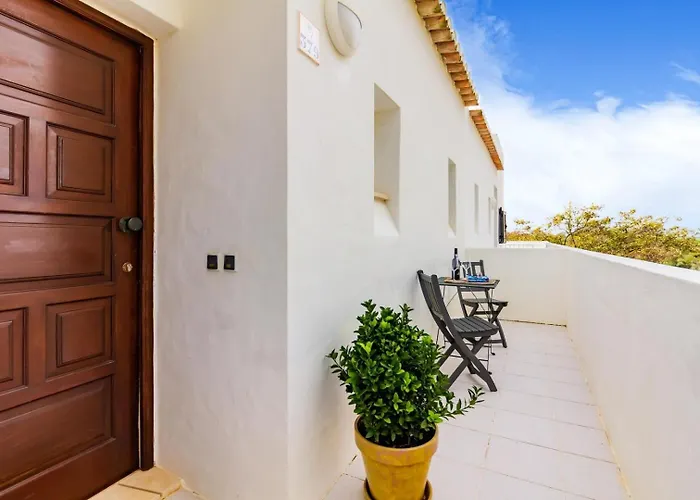 Family Holidays With Pool View *